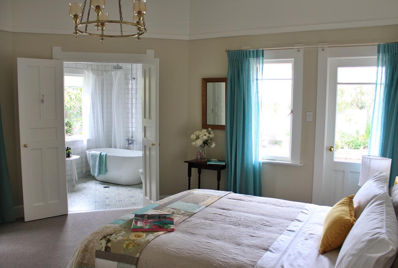 Browns Boutique Bed And Breakfast Whanganui Exterior photo