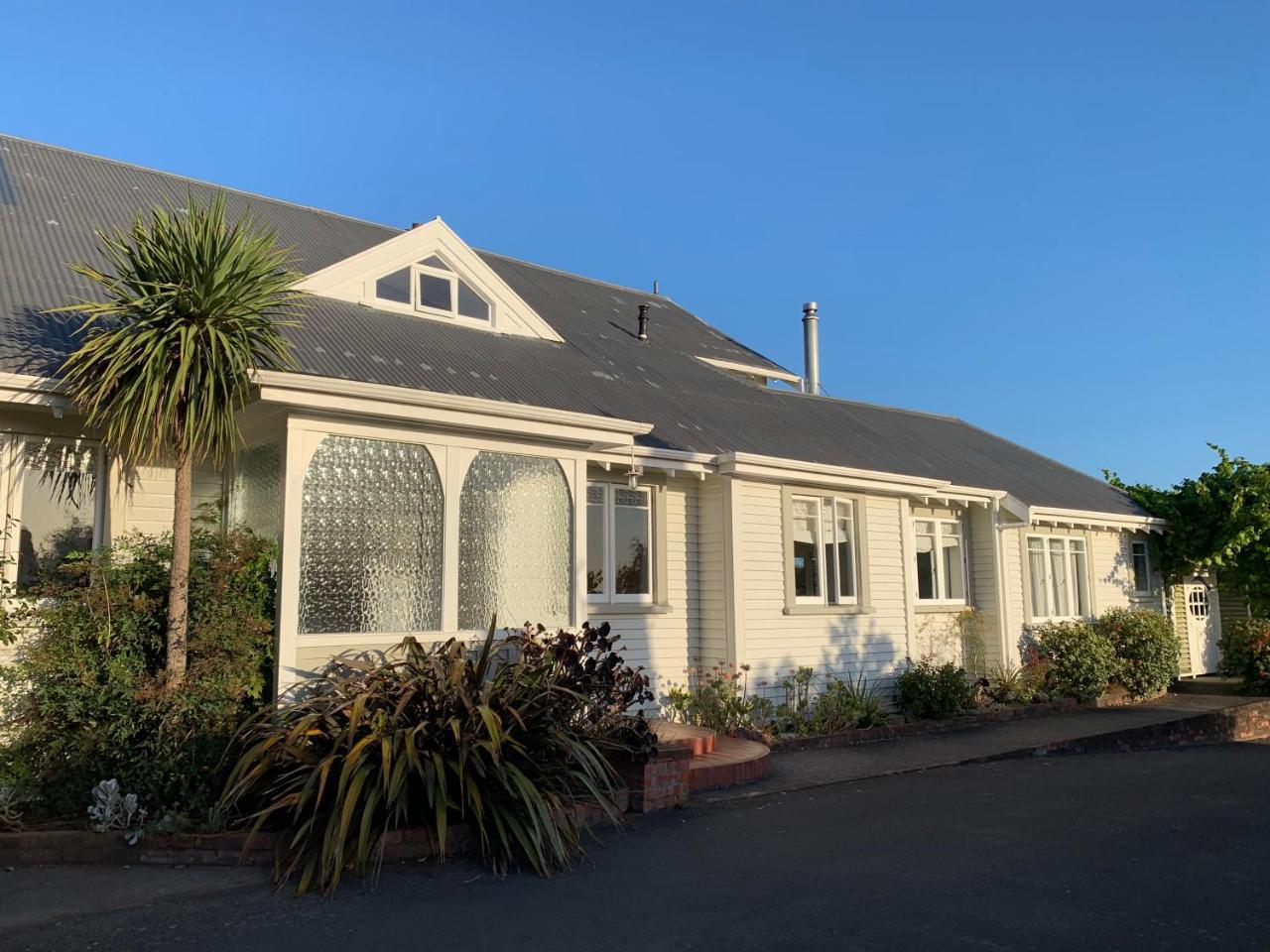 Browns Boutique Bed And Breakfast Whanganui Exterior photo
